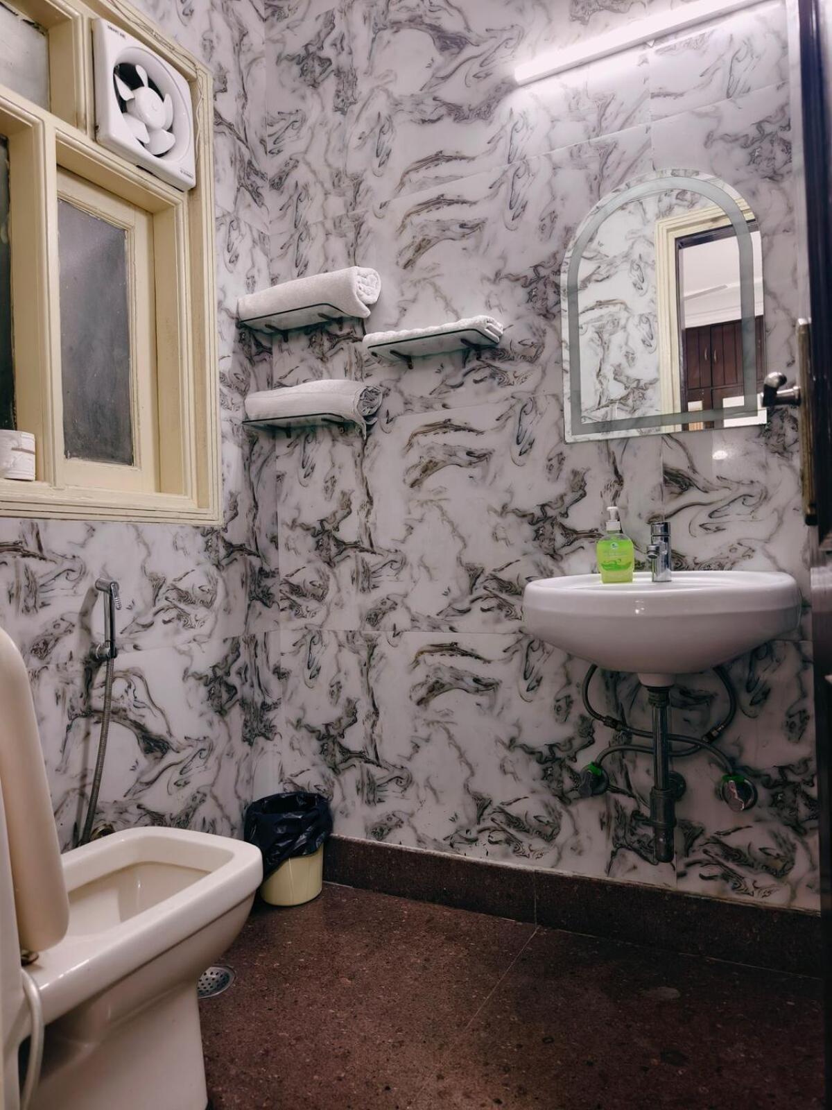 Hostmystay-3bhk In Gk3 ! Mblck
