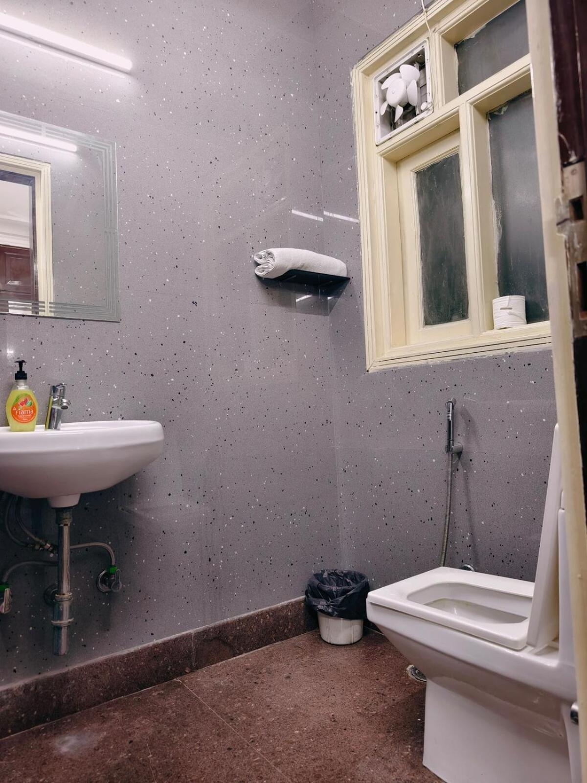 Hostmystay-3bhk In Gk3 ! Mblck Apartment