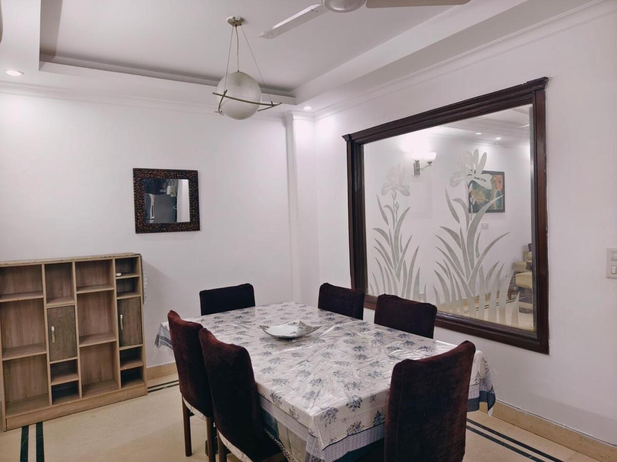 Hostmystay-3bhk In Gk3 ! Mblck Apartment